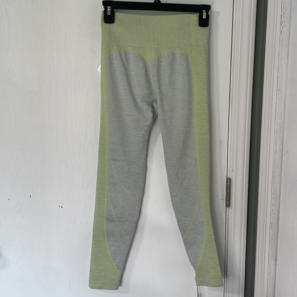 Gymshark NWT Hyper-Amplify Seamless Leggings
Lime/Gray Butt Lifting Size Medium - Picture 7 of 9